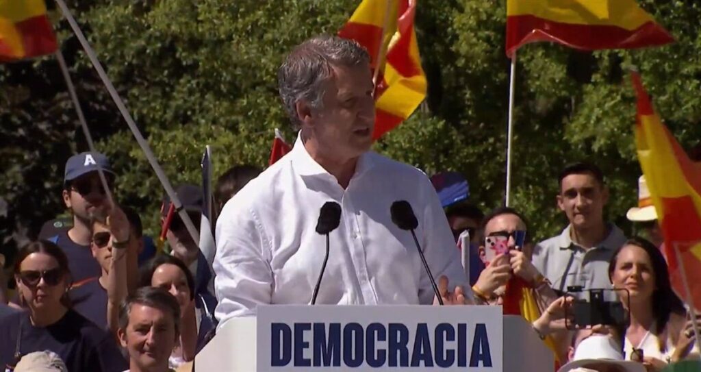 "Ríndase a la democracia y convoque elecciones"