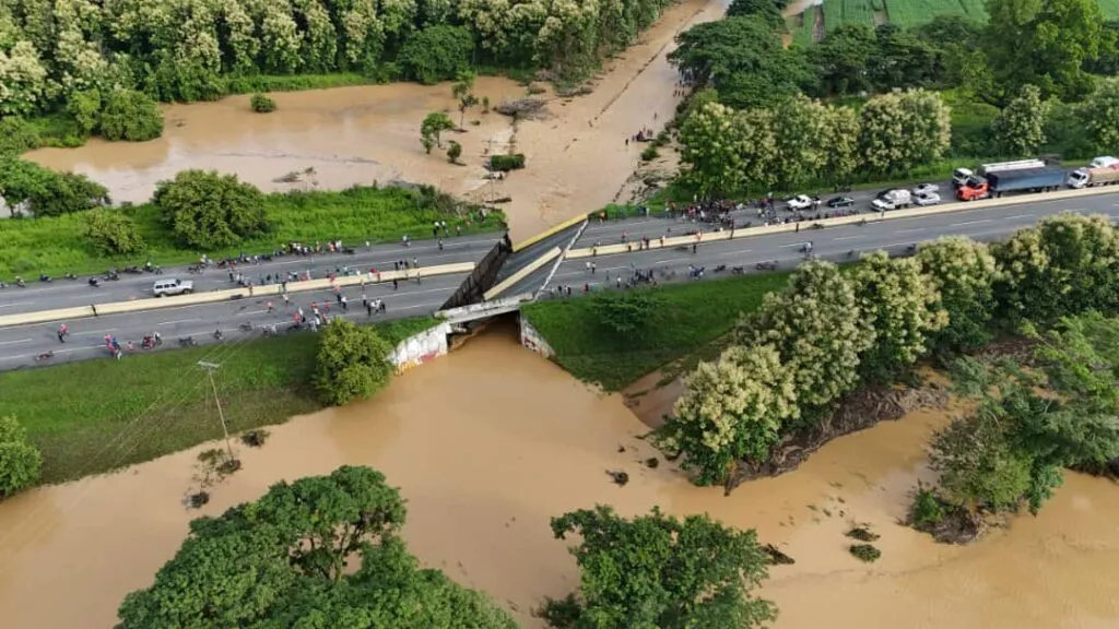 Se derrumbó puente en el estado Portuguesa (+video)