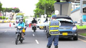 Secretaría de Movilidad de Cali respondió por qué bloqueó una vía con una grúa para realizar controles