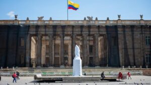 Senado de Colombia aprueba la reforma laboral de Petro – DW – 18/06/2025