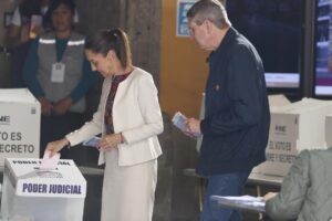 Sheinbaum emitió su voto en las polémicas elecciones judiciales en México