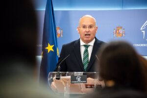 "Si Sánchez huye, hay algo"