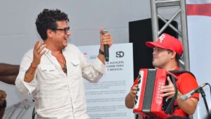 Silvestre Dangond y Emilia conquistan el Latin Airplay de Billboard con 'Vestido Rojo'