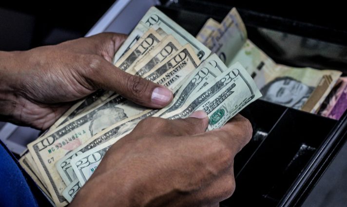 “Son ilegales las promociones que se ofrecen solo en divisas” 
