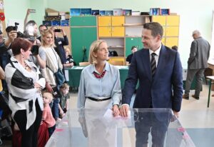 Sondeos a pie de urna auguran una ajustada victoria del candidato europeísta en Polonia