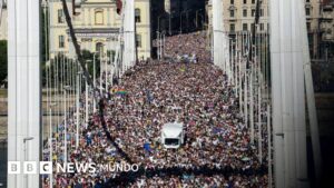 "Tenemos una ley que prohíbe que personas diferentes se reúnan": la multitudinaria manifestación del Orgullo que desafía al gobierno de Orban en Hungría