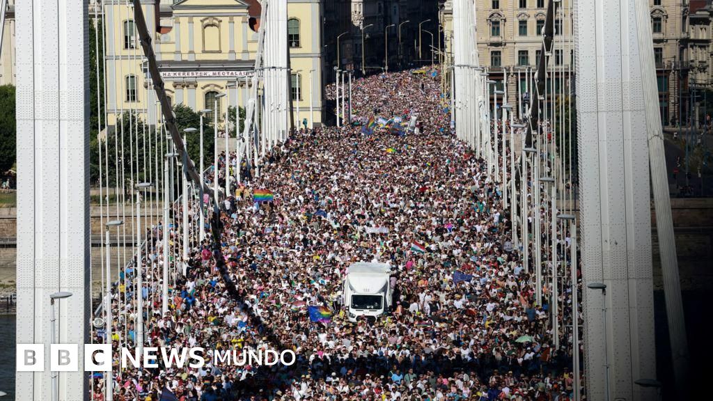 "Tenemos una ley que prohíbe que personas diferentes se reúnan": la multitudinaria manifestación del Orgullo que desafía al gobierno de Orban en Hungría