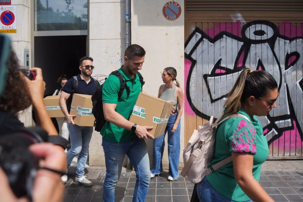 Termina el registro en la casa de Ábalos en València tras más de nueve horas en busca de documentación sobre obras