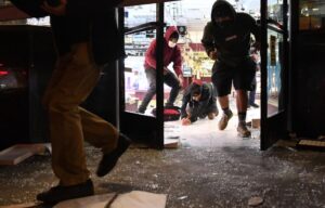 Tiendas Apple y Adidas fueron saqueadas en el centro de Los Ángeles