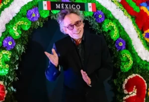 Tim Burton emerge del panteón más grande de México con clase magistral para aficionados (Fotos) - AlbertoNews