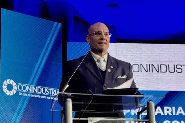 Tito López asumió presidencia de Conindustria