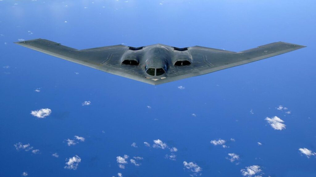 Un bombardero B-2 de las Fuerzas Aéreas de EEUU sobre el oceáno Pacífico.