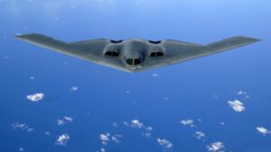 Un bombardero B-2 de las Fuerzas Aéreas de EEUU sobre el oceáno Pacífico.