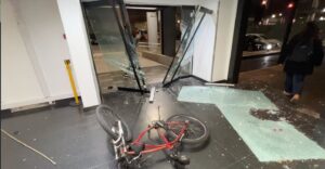 Tras condena a Cristina Fernández, manifestantes vandalizaron sede de los medios argentinos TN y eltrece (Fotos) - AlbertoNews