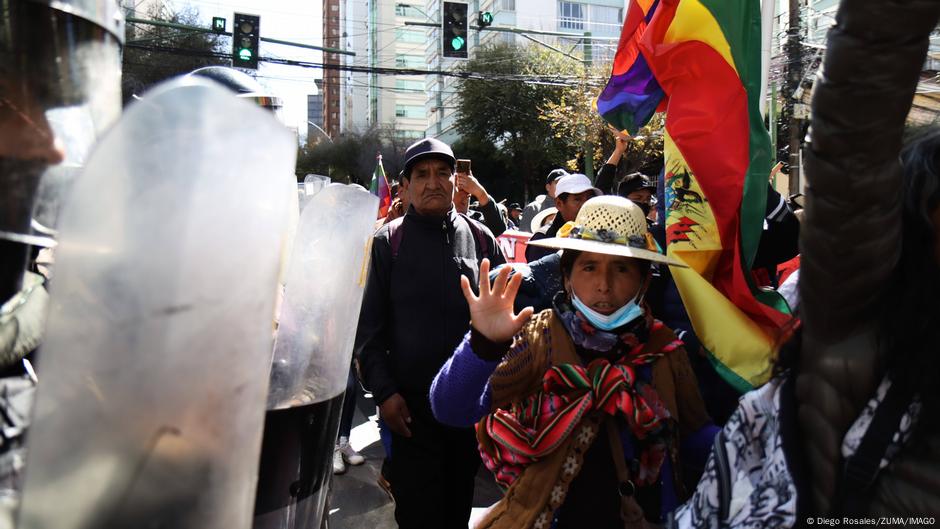 Trece policías heridos en protestas de "evistas" en Bolivia – DW – 04/06/2025