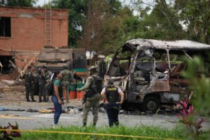 Tres personas mueren por explosión de otra bomba en el caserío colombiano de Guachinte