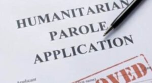Trump acata orden judicial y reanuda solicitudes de parole