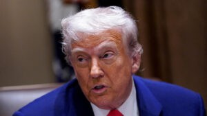 Trump advierte a Irán que si ataca objetivos de EEUU responderá con todas sus fuerzas