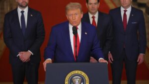 El presidente de Estados Unidos, Donald Trump, en el centro. A su espalda, el vicepresidente, Vance, el secretri de Estsado, Marco Rubio, y el de Defensa, Pete Hegseth