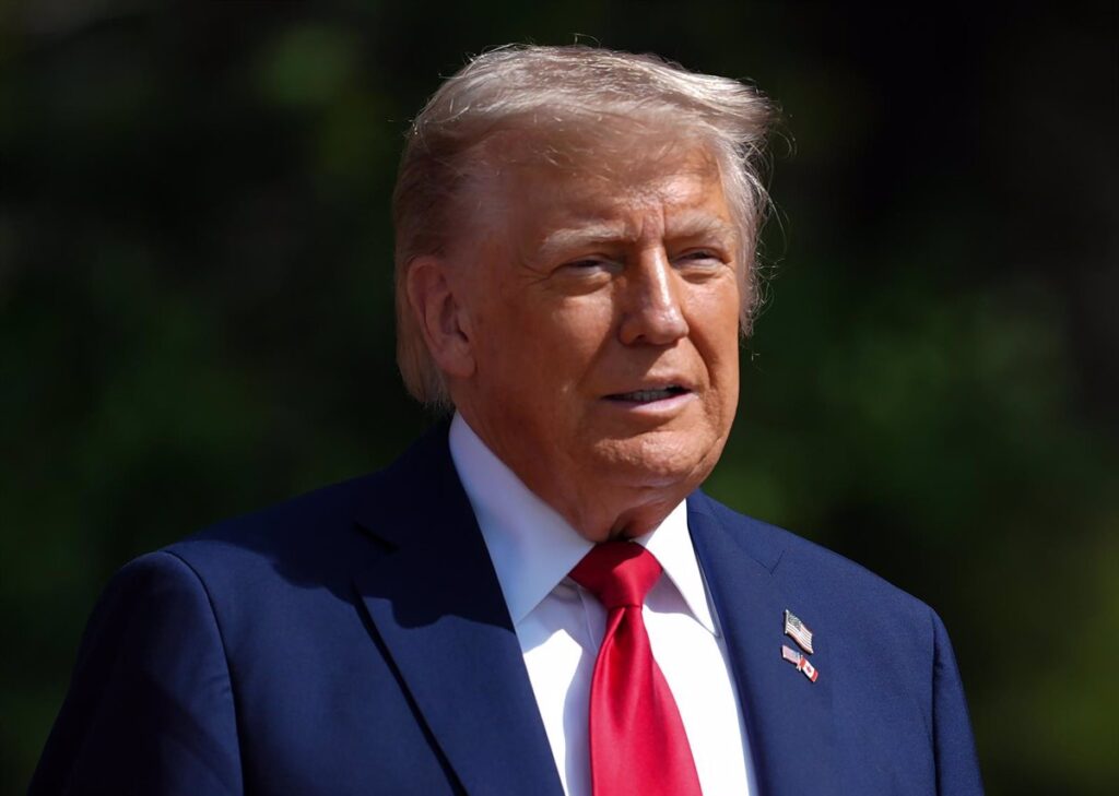 Trump dice que saben dónde se esconde Jamenei, si bien no van a matarle "por ahora": "Es un blanco fácil"