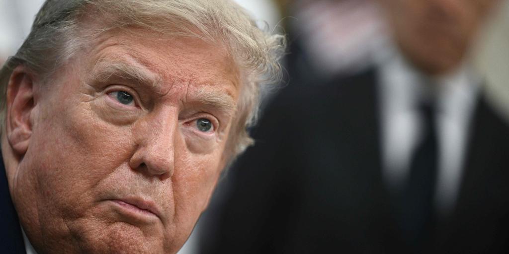 Trump dice que «un cambio de régimen en Irán es posible»