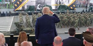 Trump exhibe el poder militar de EE.UU. con un desfile en su cumpleaños