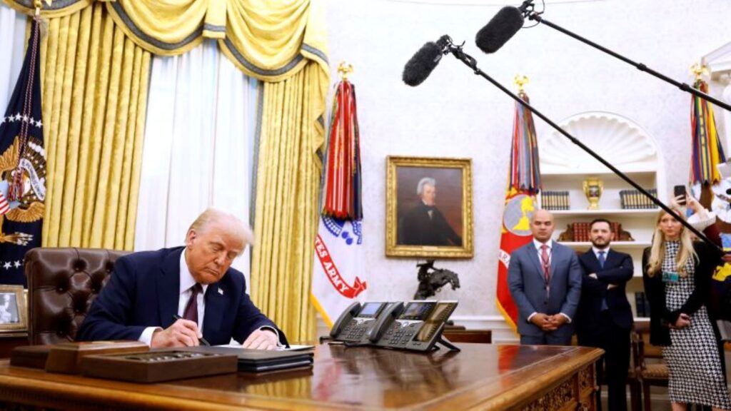 Trump firma decreto que autoriza fusión de siderúrgicas US Steel y la japonesa Nippon Steel - AlbertoNews