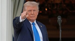 Trump firma proclamación que prohíbe viajes desde 12 países