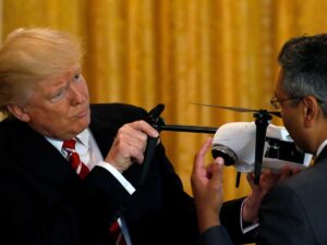 Trump firmó orden ejecutiva para reducir «amenaza creciente» de drones en EEUU