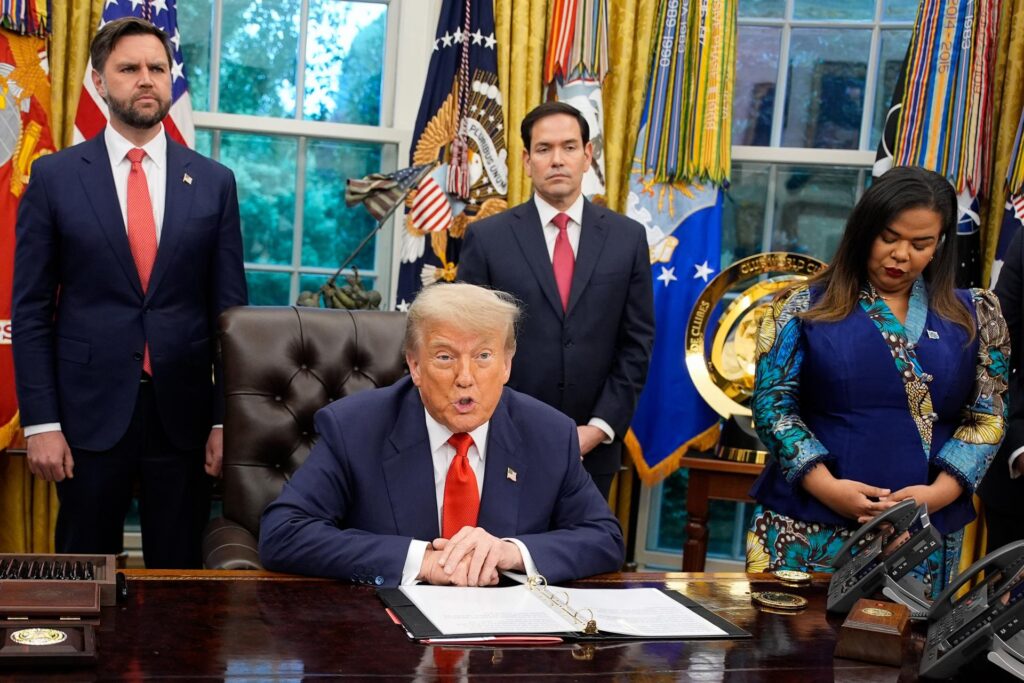 Trump multará con casi mil dólares por día a personas que incumplan orden de deportación