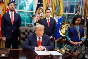 Trump multará con casi mil dólares por día a personas que incumplan orden de deportación