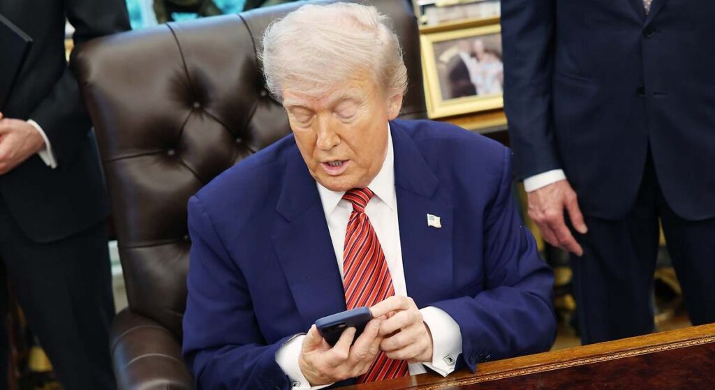 Trump tacha a Powell de "tonto" por mantener los tipos de interés