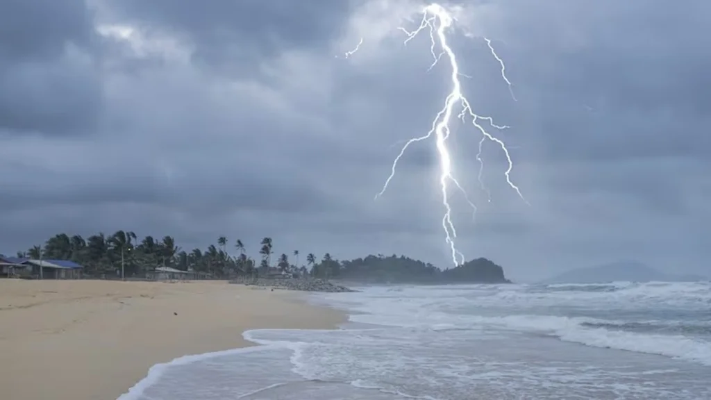 Turista murió en playa de Florida tras ser alcanzado por un rayo mientras celebraba su luna de miel - AlbertoNews