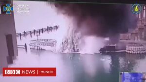 Ucrania afirma que atacó un puente clave de Crimea con explosivos submarinos