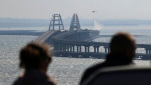 Ucrania asegura que dañó los cimientos del puente de Crimea en una operación especial