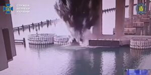 Ucrania reivindica un ataque submarino con explosivos en el puente de Crimea