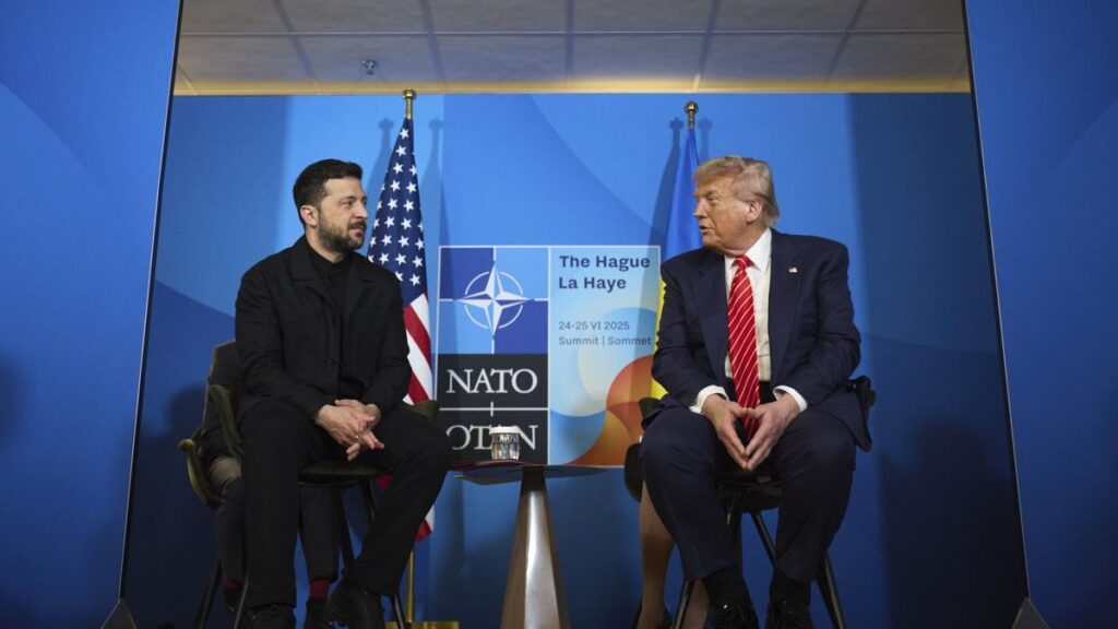 Fotografía facilitada por el Servicio de Prensa Presidencial de Ucrania que muestra al presidente ucraniano, Volodymyr Zelensky (izda.), y al presidente estadounidense, Donald J. Trump (dcha.), en una reunión al margen de la cumbre de la OTAN en La Haya, Países Bajos, 25 de junio de 2025