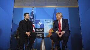 Fotografía facilitada por el Servicio de Prensa Presidencial de Ucrania que muestra al presidente ucraniano, Volodymyr Zelensky (izda.), y al presidente estadounidense, Donald J. Trump (dcha.), en una reunión al margen de la cumbre de la OTAN en La Haya, Países Bajos, 25 de junio de 2025