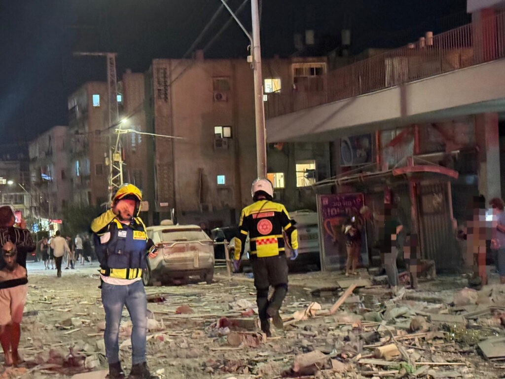 Última oleada de ataques iraníes en Israel deja casi un centenar de heridos y una muerte - AlbertoNews