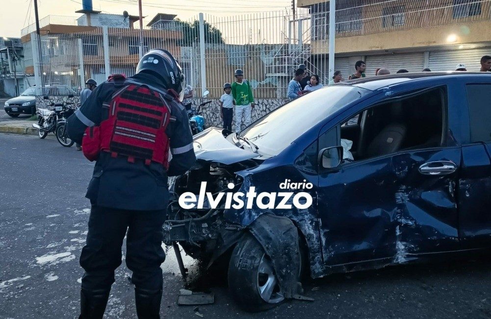 Un Yaris se estrelló contra la pared de una vivienda en la Av. Francisco de Miranda de Anaco