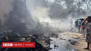Un avión de pasajeros con más de 240 personas a bordo y con destino a Londres se estrella tras despegar en India