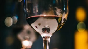 Un experto revela los tres vinos de supermercado que no superan los 10 euros y "compiten con otros de categoría superior"