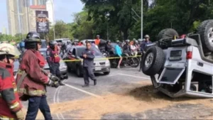 Un fallecido y varios heridos tras fuerte accidente en la Autopista Francisco Fajardo en Caracas