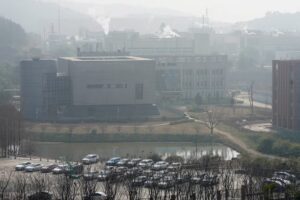 Un informe militar desclasificado afirmó que COVID-19 fue creado en el laboratorio de Wuhan - AlbertoNews