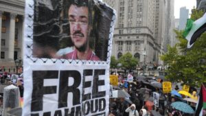 Imagen de archivo de un cartel pidiendo la liberación del activista Mahmud Jalil durante una manifestación a favor de Palestina en Nueva York.