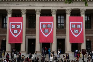 Un juez suspende temporalmente el último veto de Trump a estudiantes extranjeros de Harvard