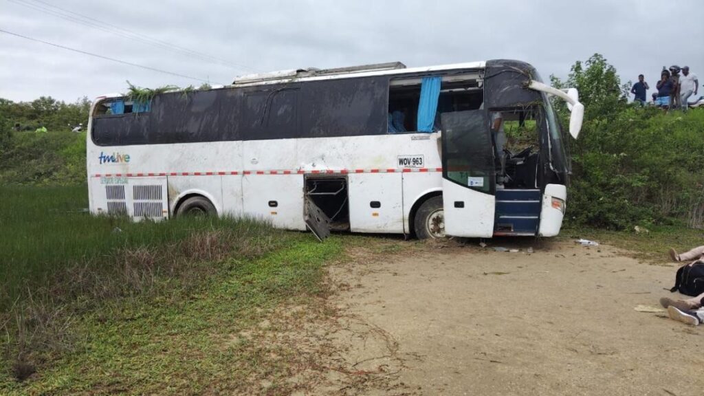 Un muerto y 20 heridos deja accidente de bus con trabajadores de Hotel Decamerón en vía Barú, Cartagena