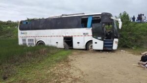 Un muerto y 20 heridos deja accidente de bus con trabajadores de Hotel Decamerón en vía Barú, Cartagena