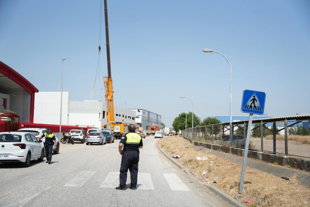 Un muerto y cuatro heridos tras el derrumbe de una planta de una nave en construcción en Camas (Sevilla)