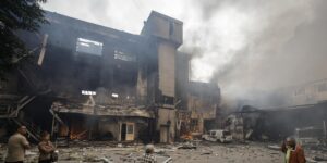 Un nuevo ataque masivo de Rusia destruye viviendas en Kiev y una maternidad en Odesa